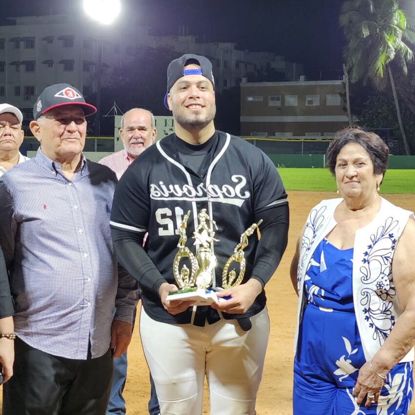 liga-de-softbol-soprovis-premia-jugadores-mas-destacados-de-torneo-2024